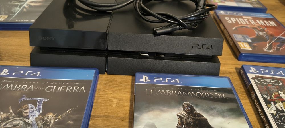 Consola PlayStation 4 em excelente estado, com revisão completa, limpeza e troca de pasta térmica em Maio 2026