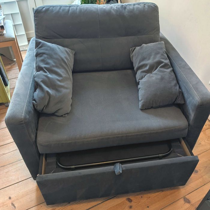 Sofá cama + 2 almofadas (Conforama)