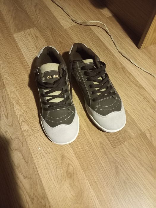 Новые муржские кроссовки 43 размер.