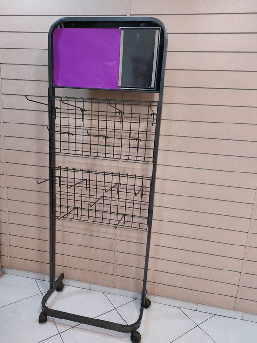 Expositor de balcão e Expositor 30 suportes com rodízios