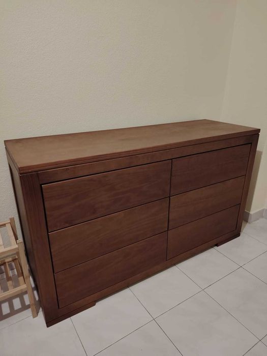 Cómoda em madeira cerejeira.