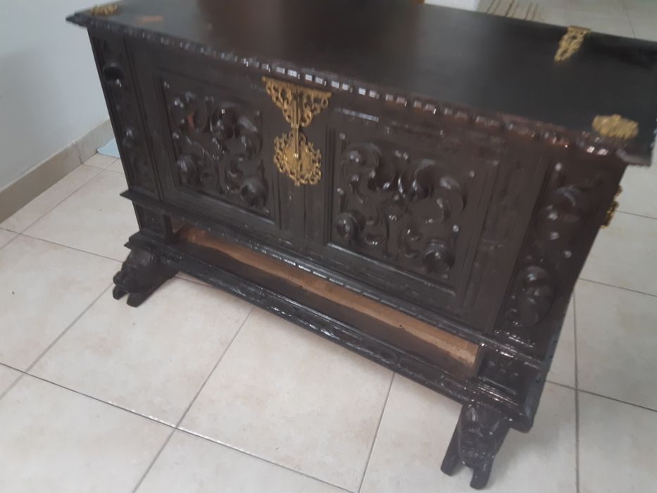 Arca antiga madeira trabalhada