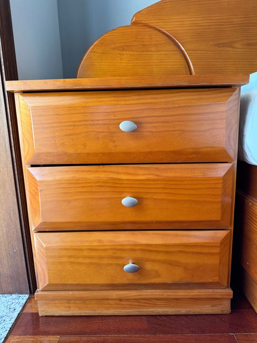Cama de casal com mesinhas de cabeceira