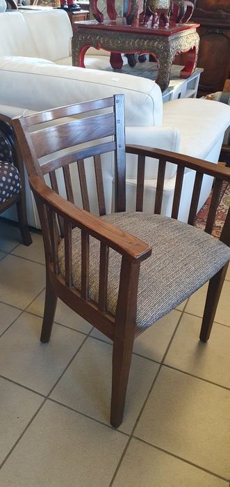 Dębowe krzesła z podłokietnikami