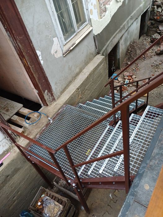 Schody zewnętrzne stalowe