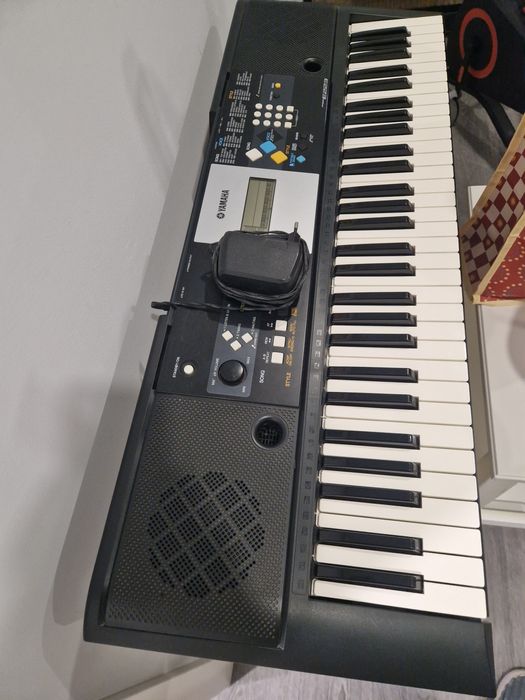 Piano Yamaha PSR E223 com suporte