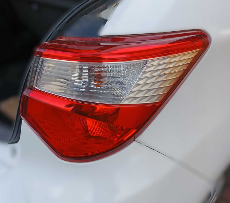 lampa prawa tył zwykła toyota yaris iii lift