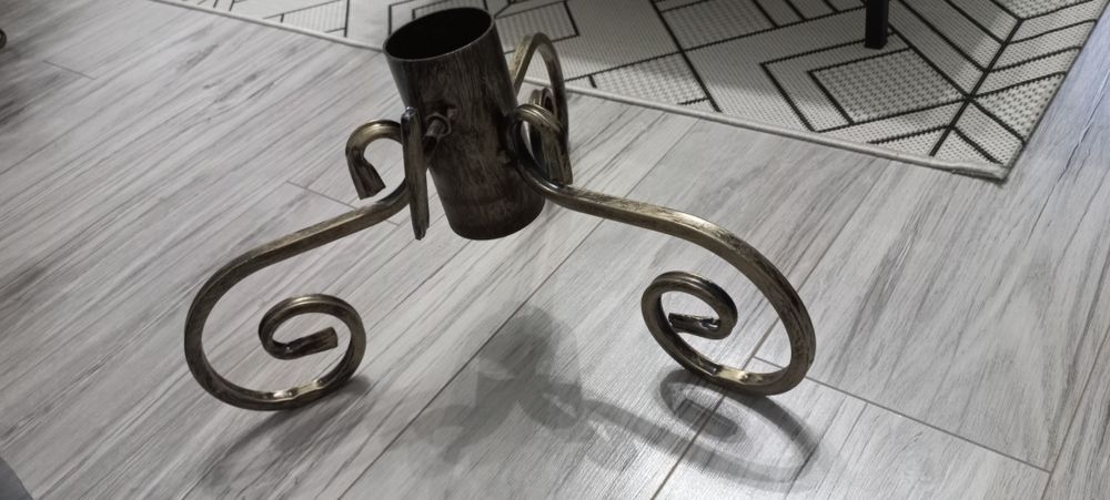 Metalowy stojak na choinkę
