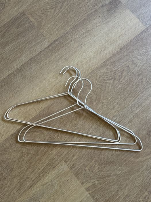 Conjunto cabides dourados