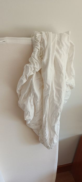 Colchão  como novo  com  lençóis cama criança
