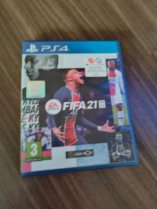 PS4 standard com pouca utilização