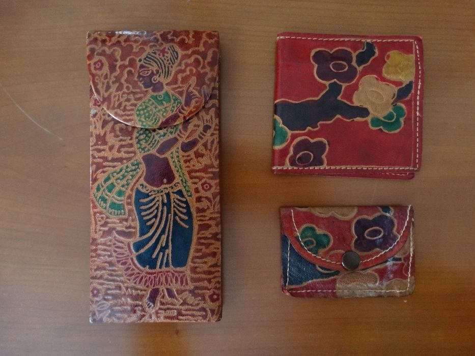 3 carteiras e um estojo de cabedal