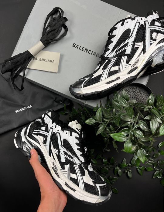 Кросівки Balenciaga Runner.