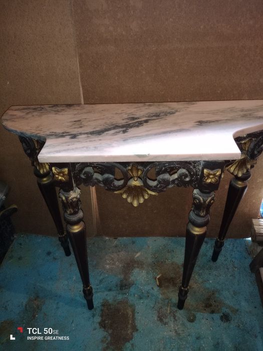 Mesa de entrada muito antiga com pedra mármore rosa.