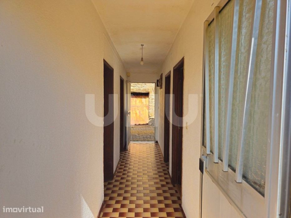 Moradia T3 Térrea com Garagem, Terraço e Logradouro