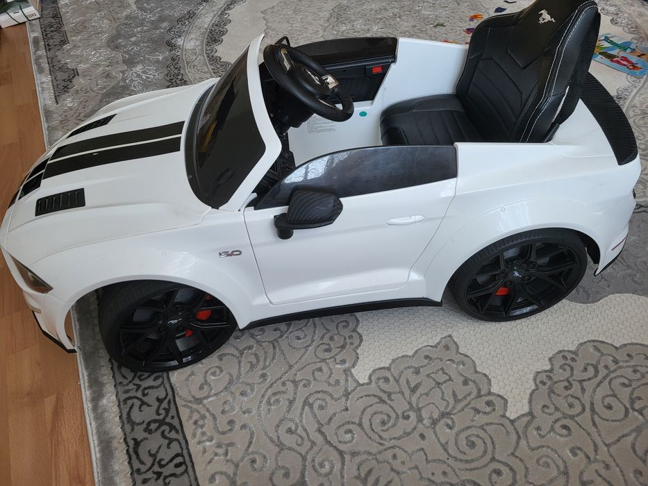 Дитячий електромобіль