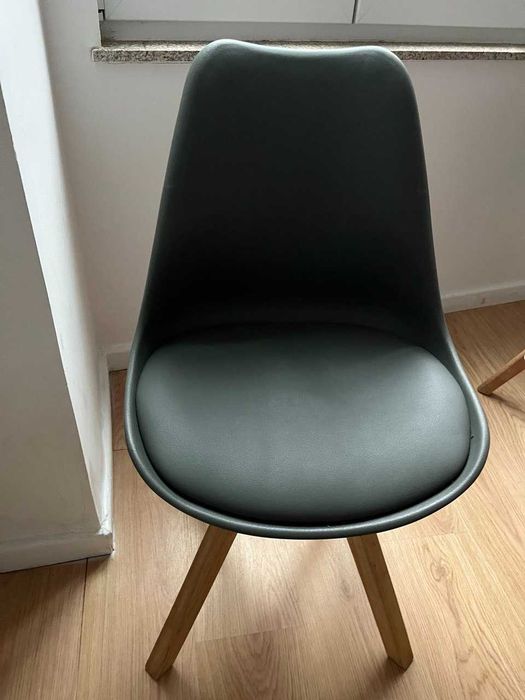 Cadeira cinzento estilo nordico com assento almofadado