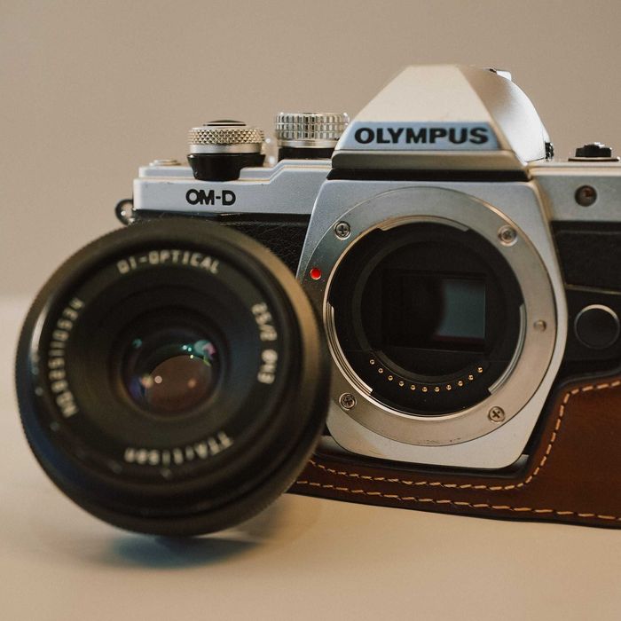 Câmera Olympus OM-D E-M10 Mark II com objetiva 25mm f2