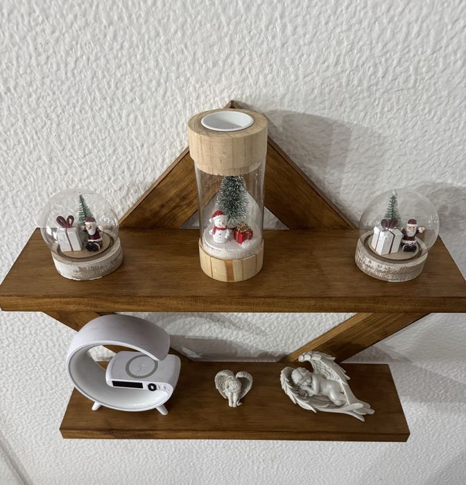 Prateleira de madeira artesanal com design moderno