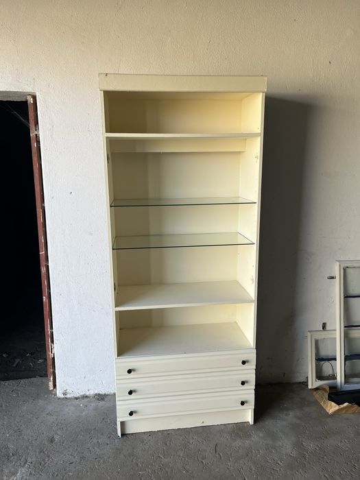 Cristaleira beje com laterias azuis