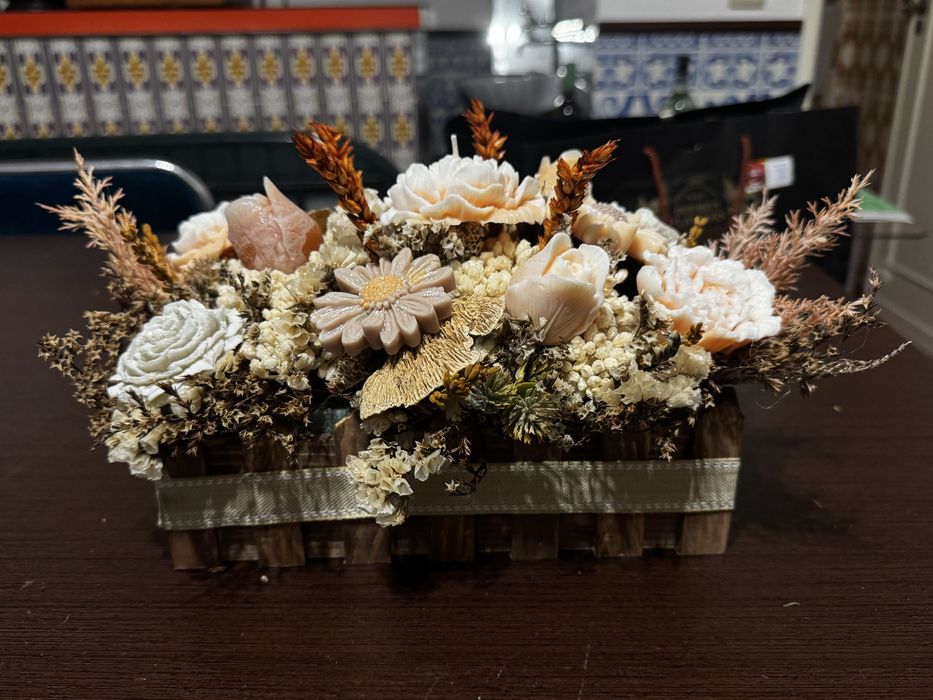 Arranjo de flores secas e velas
