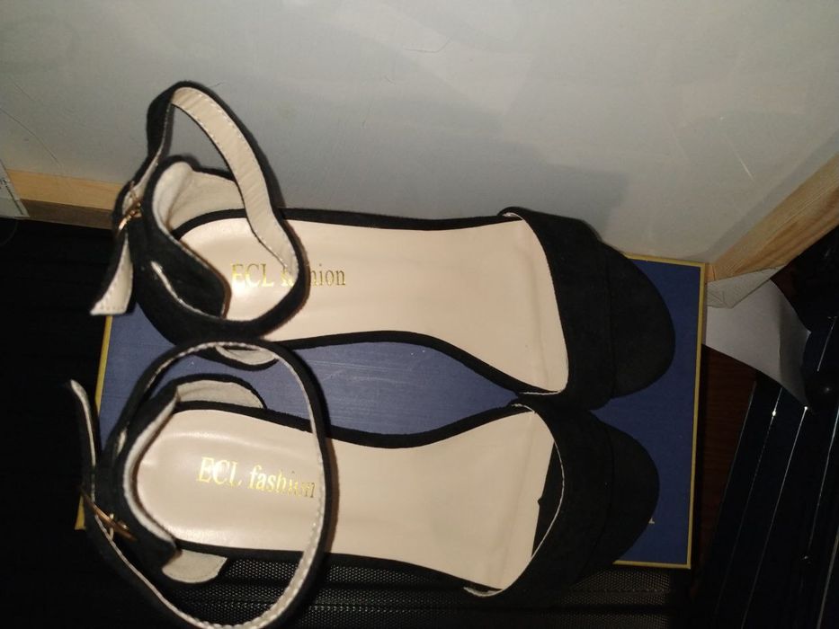 Sapatos pretos novos