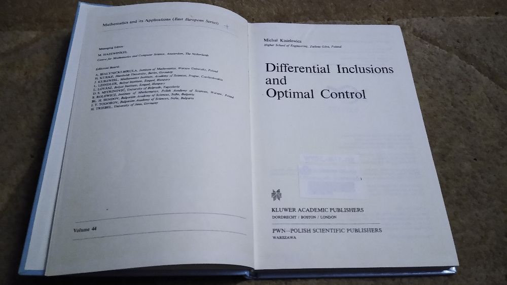 Differential inclusions and optimal control / Michal Kisielewicz.