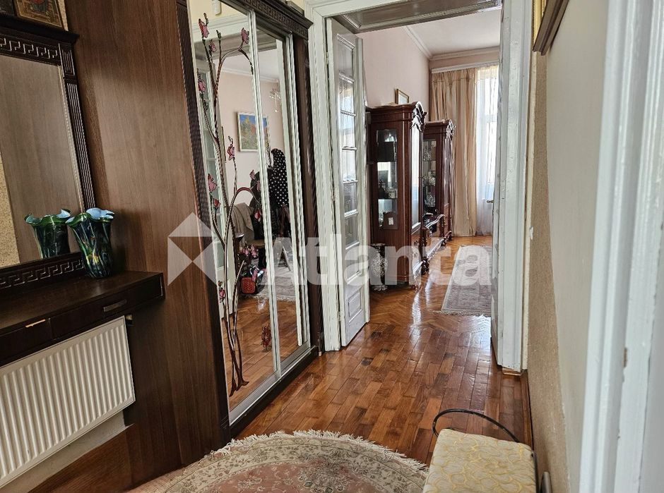 2 кімнт кварт в центрі, стан-жилий , є парко-місце, горище, підвал
