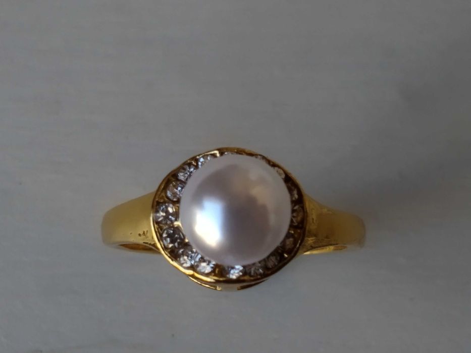 (NOVO, PORTES GRÁTIS) Anel Dourado com Zircónias Brancas e uma Pérola