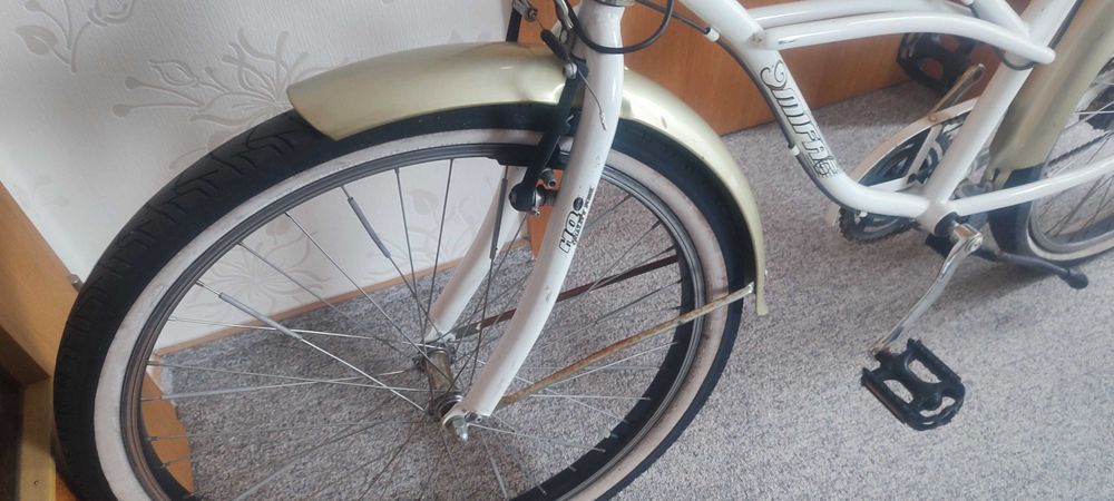 Rower miejski damski retro z koszykiem i przerzutkami