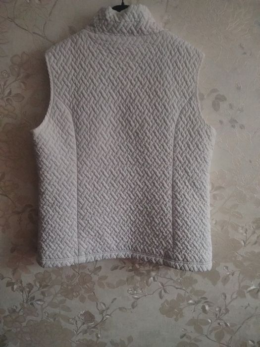 Біла жіноча жилетка