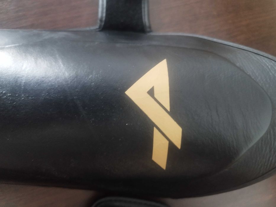 Ochraniacze na piszczele PRO Series V4 (Gold Edition