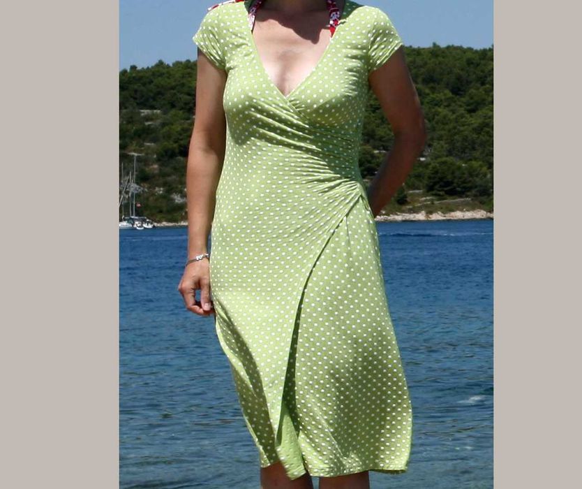 Letnia sukienka za kolano z dekoltem - zielona w groszki