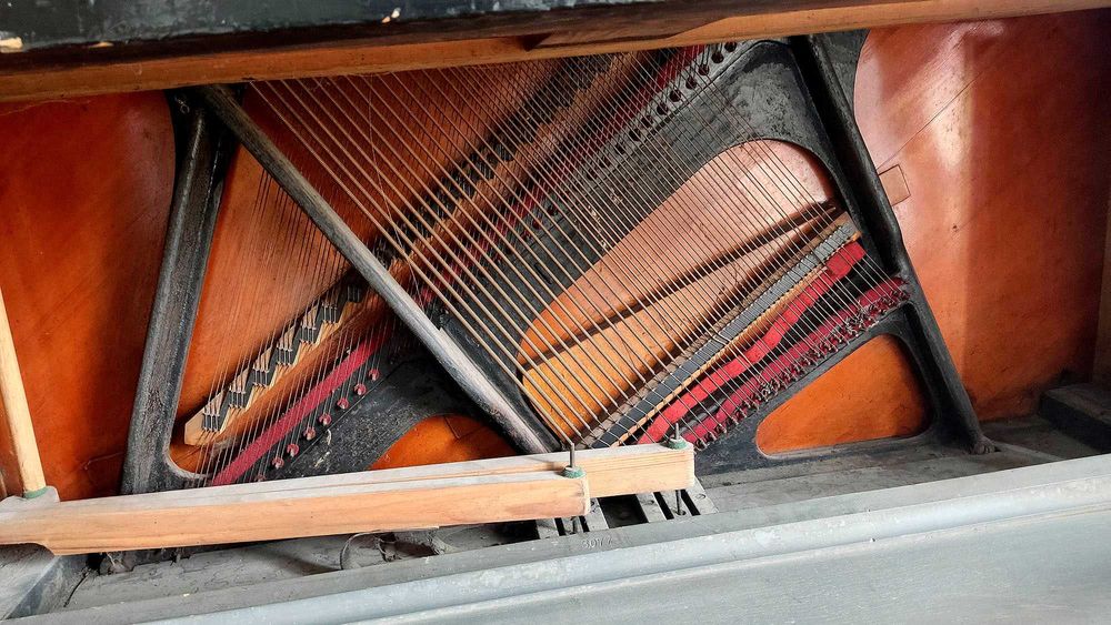 Powojenne pianino Legnica do remontu