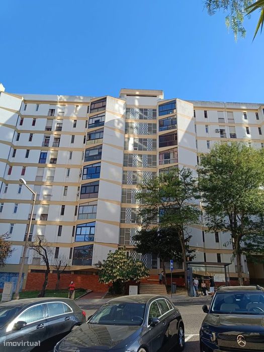 Apartamento T4 remodelado e com varandas frente ao Spacio Shopping dos