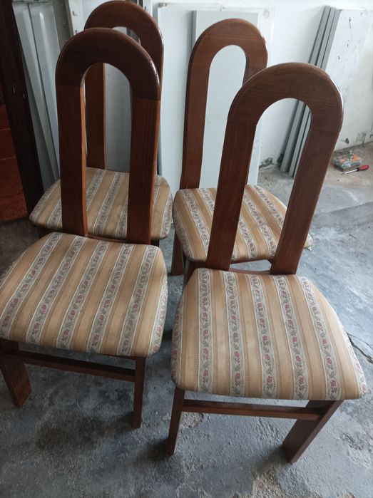 Cadeira em madeira com assento estufado