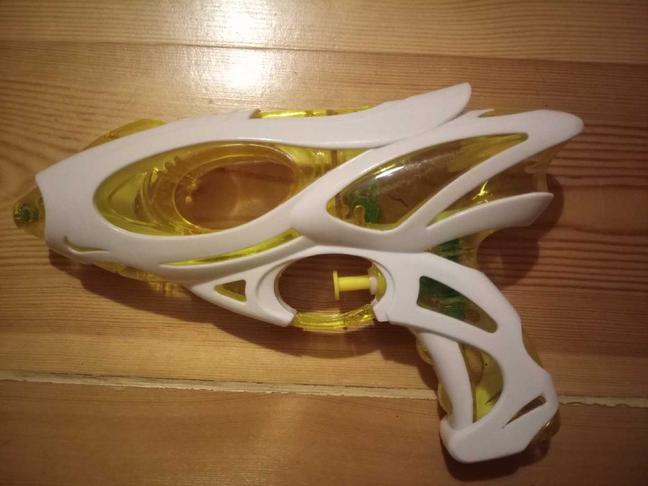 plkastikowy pistolet na wodę
