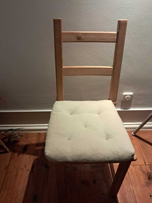 Duas cadeiras ikea com almofada incluida