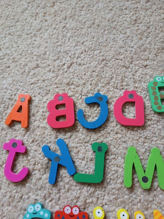Drewniane magnesy litery pełen alfabet