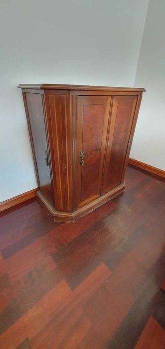 Móvel de bar/garrafeira para sala