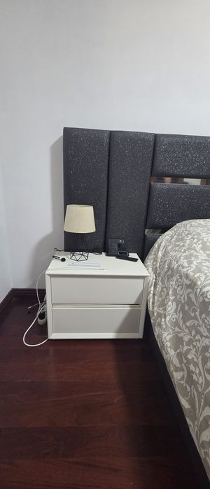 Conjunto cama e mesas de cabeceira