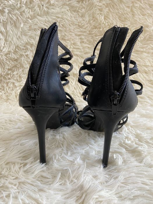 Czarne szpilki z kryształkami