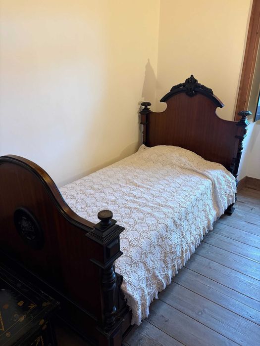 Mobília antiga de madeira maciça, de casa senhorial século XIX