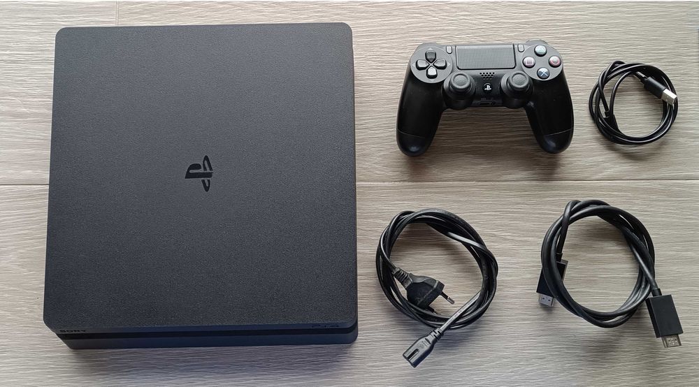 PS4 - 1T - com um comando e  4 jogos (como nova)