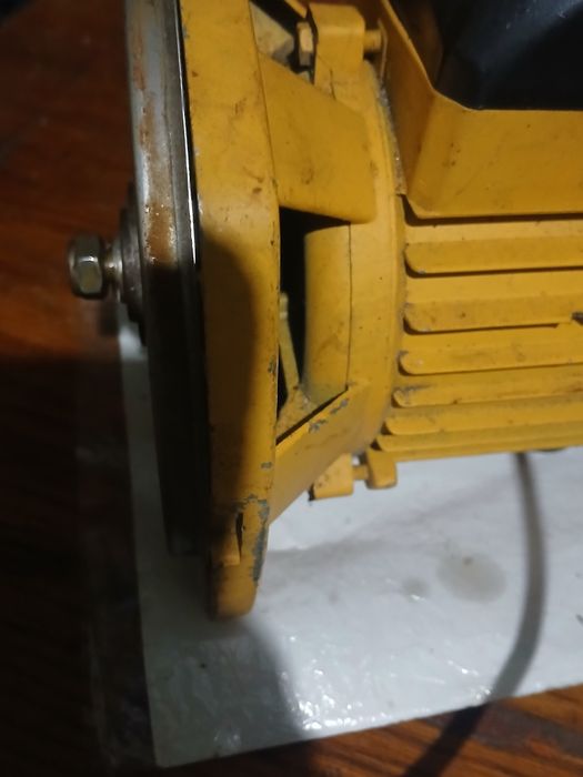 Продам електро двигун 1300 ват від водяної  станції.