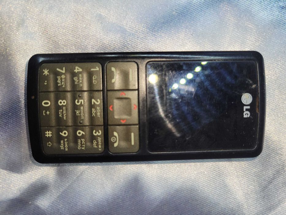 Кнопочный телефон LG KG276