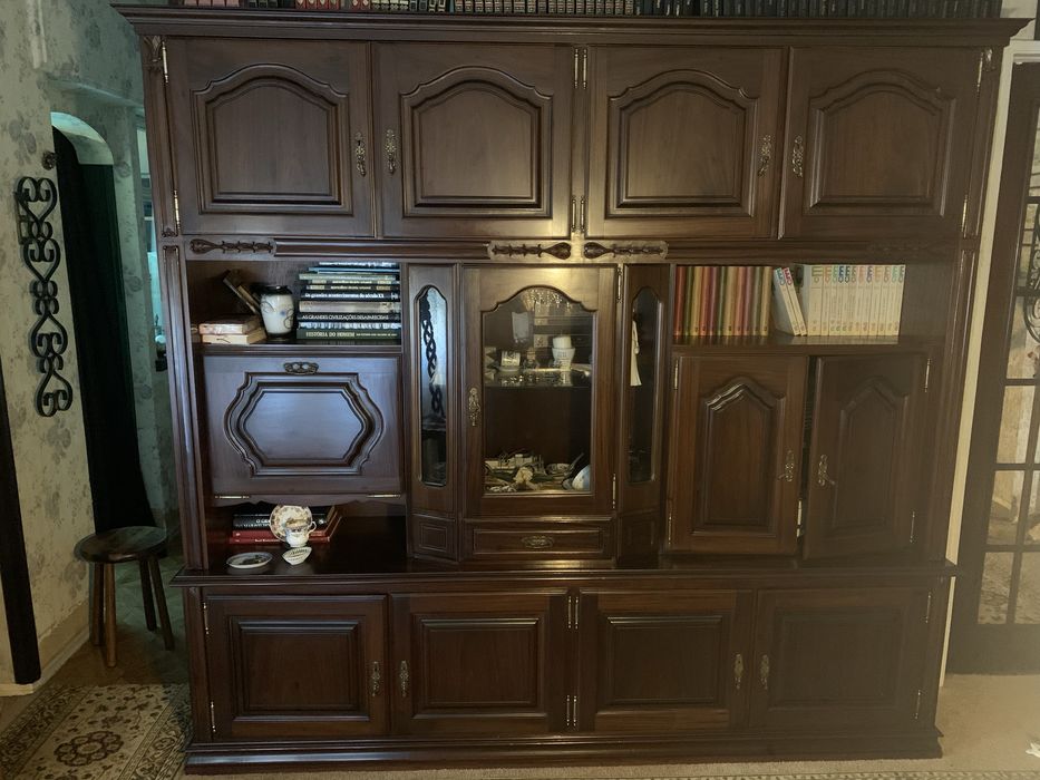 Movel ornamentado em madeira