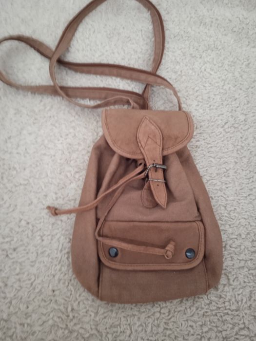 Mochila pequena e sacos