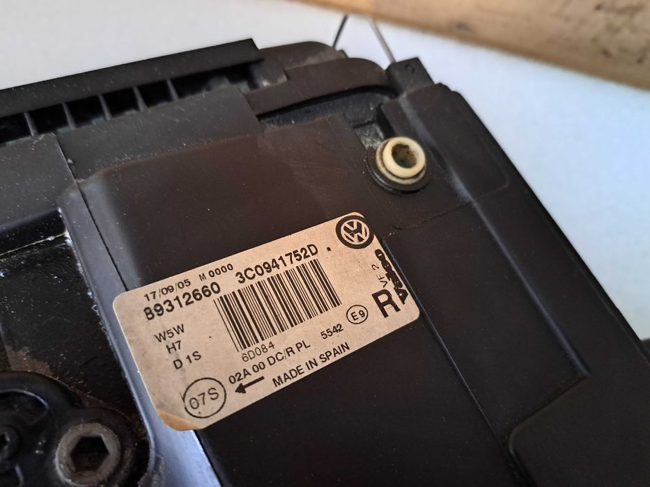 Lampa prawa przód xenon  Volkswagen Passat B6 LA7T -752D
