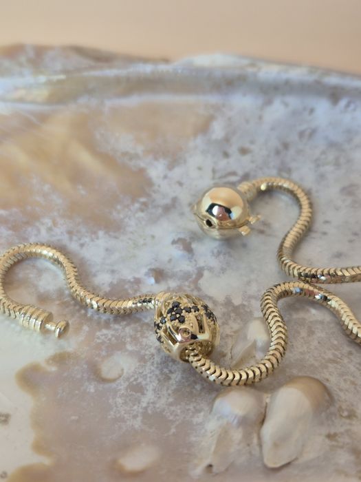 Złoty charms typu Pandora kulka ażurowa czarne cyrkonie p. 585